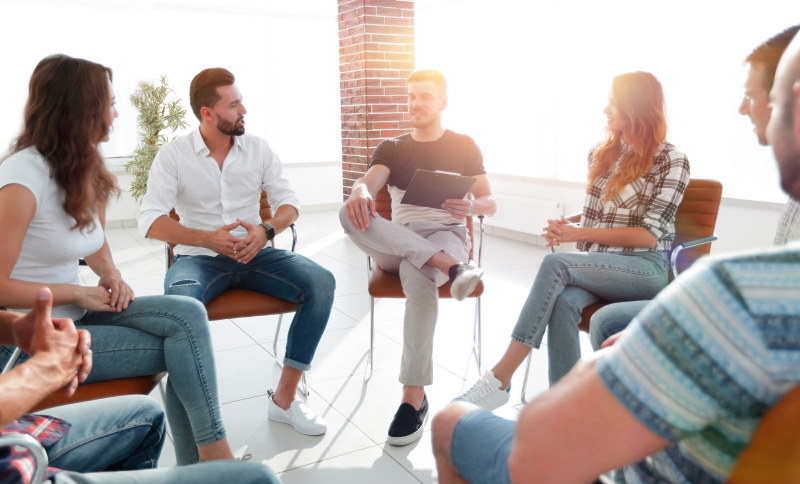 Stichting Ouderwijs richt zich op ouders en verzorgers van jeugd die op de wachtlijst staan voor ambulante specialistische jeugdhulp waarvoor een verwijzing nodig is.