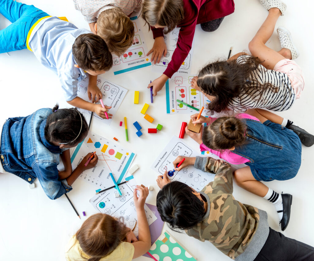 Stichting Ouderwijs richt zich op ouders en verzorgers van jeugd die op de wachtlijst staan voor ambulante specialistische jeugdhulp waarvoor een verwijzing nodig is.
